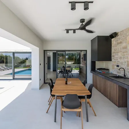 Luxurious In בית נופש פורץ