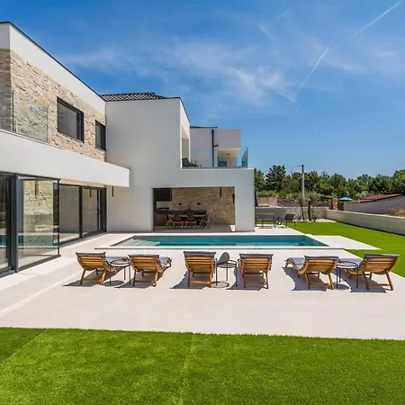 3 Bedroom Stunning In *