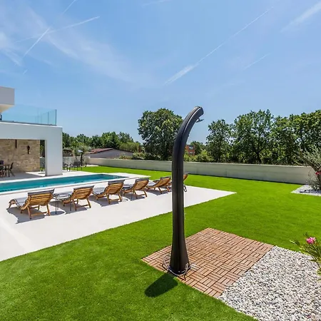 3 Bedroom Stunning In *