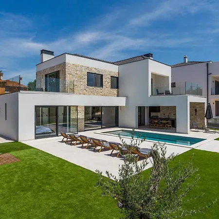 3 Bedroom Stunning In *