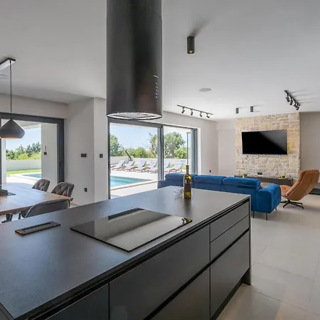 3 Bedroom Stunning In Porec