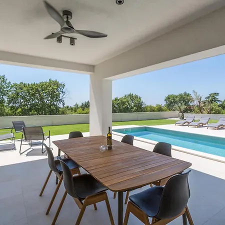 3 Bedroom Stunning In *