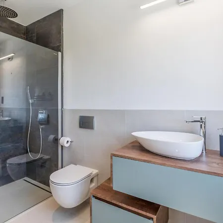 Ferienhaus 3 Bedroom Stunning In Poreč