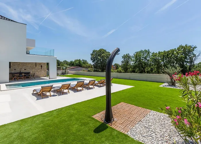 3 Bedroom Stunning In *