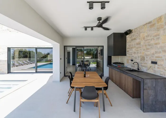 3 Bedroom Stunning In Ferienhaus Poreč